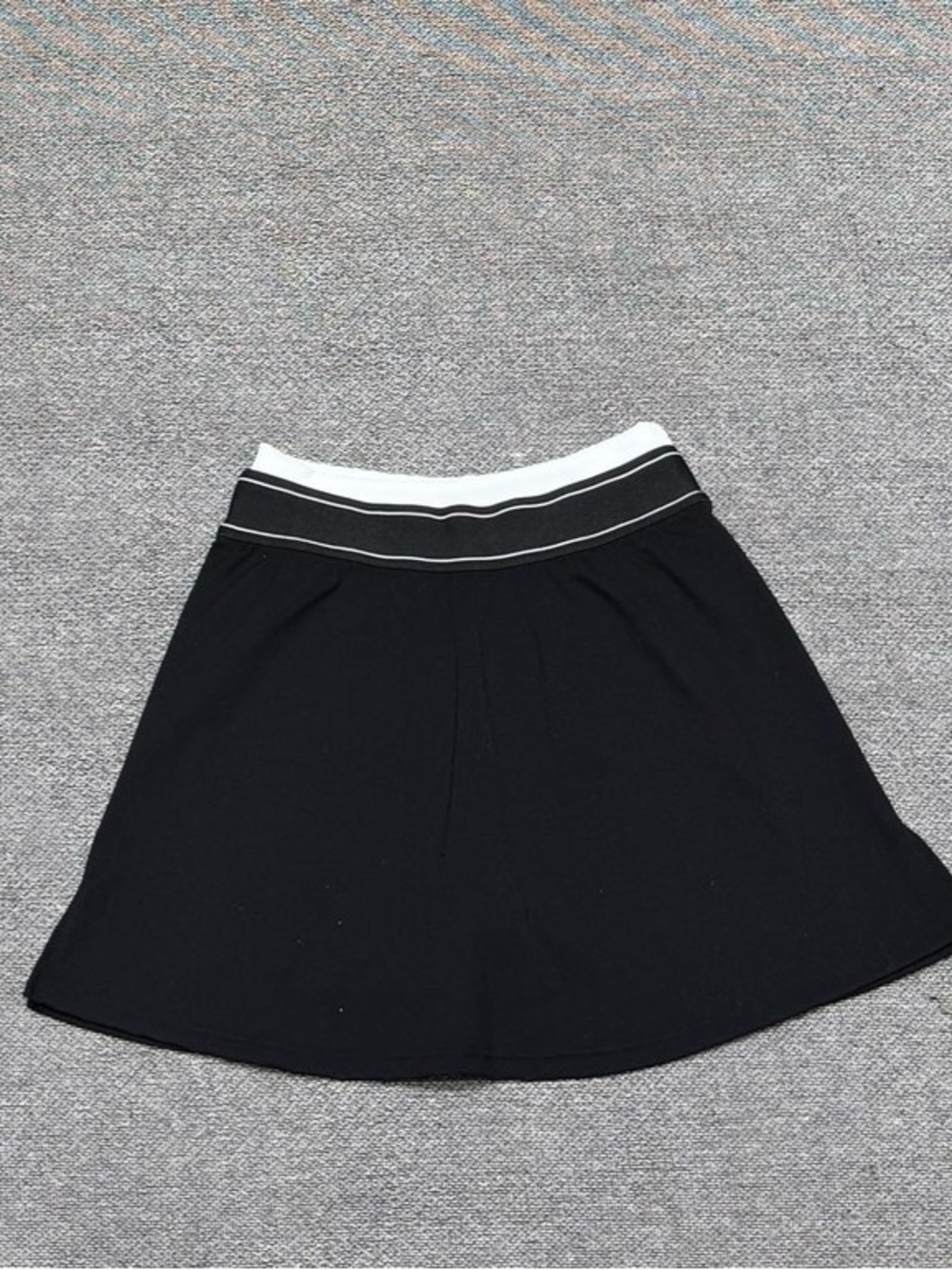 ALO Yoga Black and White Sports Skirt Set - Picture 6 of 6